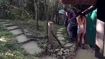 Kẻ đốn gỗ bắt cóc cô gái vào rừng địt